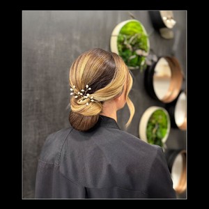 ✨ Découvrez une fois encore le talent exceptionnel de notre partenaire @saloncontreras et @stessiefc ! Ce chignon élégant et glamour est la touche parfaite pour un mariage mémorable. 💍💖 Grâce à leur savoir-faire et les produits de qualité Velecta® Paris, chaque détail est sublimé.#VelectaParis #Velecta #sèchecheveux #fabriquéenFrance #ChignonDeMariage #VelectaParis #SalonContreras
