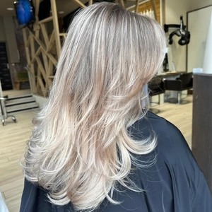 ✨ Un immense bravo à @saloncontreras pour cette réalisation ! Ce blond intense associé à la coupe Butterfly crée un duo audacieux, alliant lumière éclatante et volume aérien. 🌟 C’est la parfaite harmonie entre intensité et élégance, une véritable source d’inspiration pour toutes celles qui souhaitent sublimer leur look. 💖 #VelectaParis #Velecta #fabriquéenFrance #BlondIntense #CoupeButterfly #InspirationCoiffure