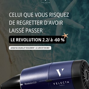 Soyons honnêtes.Certaines promotions attirent l'œil.D'autres méritent vraiment qu'on s'y attarde.Le Revolution 2.2i fait partie de ces outils que l'on achète rarement sur un coup de tête. On réfléchit. On compare. On attend parfois "le bon moment".Et pendant ce temps-là, l'offre passe.Avec sa technologie ionique anti-frizz, sa fabrication française et sa conception pensée pour durer, le Revolution 2.2i accompagne les routines qui recherchent à la fois performance, confort et efficacité.Aujourd'hui, il bénéficie de l'une des remises les plus importantes des soldes d'été :✨ -60 % sur les 3 colorisParce que certaines opportunités ne reviennent pas toujours.Retrouvez le Revolution 2.2i directement via le lien en bio avant la fin des soldes.#SoldesEte #SecheCheveuxProfessionnel #AntiFrizz #MadeInFrance #VelectaParis