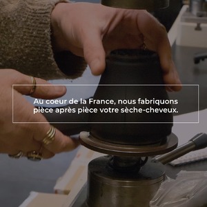 Chaque sèche-cheveux Velecta® Paris est fabriqué avec soin, pièce par pièce, au cœur de la France, en Centre Val de Loire.Choisissez l’excellence française pour sublimer votre coiffure. #VelectaParis #sèchecheveux #FabricationFrançaise #SavoirFaire #ArtisanatFrançais