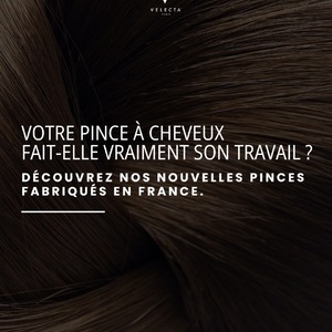 Une pince à cheveux ne devrait pas être un accessoire que l'on remplace tous les trois mois.Si elle glisse, casse facilement ou tire sur vos cheveux, le problème ne vient peut-être pas de votre coiffure… mais de votre pince.C'est pourquoi Velecta Paris enrichit sa collection avec quatre modèle de pinces à cheveux et une barrette le tout en trois coloris fabriquées en France, pensées pour allier maintien, confort et durabilité.Pourquoi vous allez les adopter ?- elles maintiennent vos cheveux sans glisser - elles n'accrochent pas la fibre capillaire grâce à leurs bords polis à la main - elles sont fabriquées en acétate de cellulose d'origine végétale, une matière reconnue pour sa résistance et son élégance - elles sont conçues pour durer, avec un cache-ressort breveté qui protège le mécanisme de l'usure - elles sont disponibles en trois coloris intemporels : écaille foncée, écaille claire et nacreQuatre formats sont proposés pour répondre aux besoins de chaque chevelure :✨ La pince 9 cm convient parfaitement aux cheveux mi-longs à longs, fins à légèrement épais. Idéale pour une demi-queue, un chignon rapide ou une coiffure du quotidien.✨ La grande pince 12 cm est spécialement conçue pour les cheveux épais, denses et volumineux. Sa double rangée de dents assure un maintien fiable du matin jusqu'au soir.Parce qu'un bel accessoire n'est pas seulement joli : il doit aussi respecter vos cheveux et vous simplifier la vie.Quelle couleur choisiriez-vous : écaille foncée, écaille claire ou nacre ?#PinceCheveux #PinceCrabe #AccessoireCheveux #MadeInFrance #Coiffure