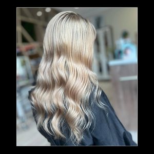 Un blond d’exception sig@saloncontreras , où chaque nuance est sublimée avec précision. 💛Pour préserver l’éclat et la douceur des cheveux colorés, chaque geste compte, du soin au séchage. Avec leur débit d’air optimisé et leur contrôle précis de la température, les sèche-cheveux Velecta® Paris assurent un séchage efficace tout en douceur. 💫#hair #balayage #blond #color #VelectaParis #Velecta #sèchecheveux #fabriquéenFrance