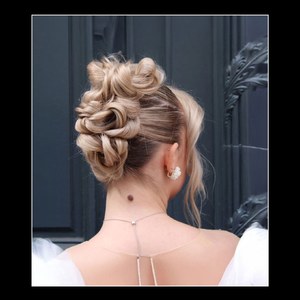 ✨ Pour la saison des mariages, laissez-vous inspirer par ce magnifique chignon réalisé par le talentueux @saloncontreras ! 💖 Cette banane revisitée avec élégance est tout simplement parfaite pour sublimer chaque mariée. Avec nos sèche-cheveux professionnels Velecta® Paris, créez des coiffures qui font tourner les têtes ! 💇‍♀️💍 #VelectaParis #Velecta #sèchecheveux #fabriquéenFrance #Mariage #ChignonÉlégant #SalonContreras