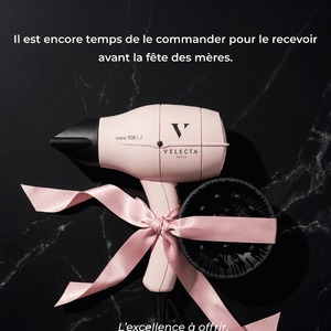 *La Fête des Mères approche. Offrez-lui un cadeau à la hauteur de ce qu'elle est pour vous. 💝**Le coffret **"L'Essentiel Beauté"** réunit l'**Iconic TGR 1.7 Rose Poudré** et le **Lisseur Boucleur LXR**, deux indispensables pensés pour sublimer chaque type de cheveux. Une technologie professionnelle, un design élégant et raffiné, un résultat digne des plus grands salons… directement depuis chez elle, chaque matin.**🌀 **Séchez, lissez, bouclez… Réinventez-vous chaque jour**✨**Et parce qu'elle le mérite vraiment :**Elle a toujours été là, dans les grands moments comme dans les petits. Cette année, offrez-lui enfin un moment rien que pour elle. 💝**N'attendez plus.**👉 **Lien en bio • Commande en 2 minutes • Envoi sous 24h***