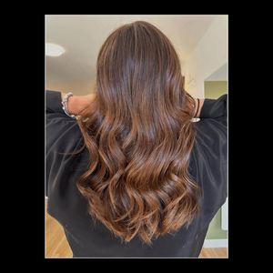 ✨ Un grand bravo à @jordan__cds pour ce magnifique balayage lumineux ! 🌿 Vous avez su redonner confiance à votre cliente avec une touche de douceur, tout en respectant la matière et sa personnalité. Chez Velecta® Paris, nous croyons que chaque coiffure est une œuvre d’art qui reflète qui vous êtes. 💖 Partagez avec nous vos créations et faites briller votre talent ! #VelectaParis #Velecta #fabriquéenFrance #BalayageLumineux #ConfianceEnSoi #CoiffureArtiste