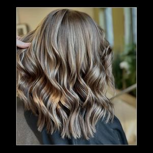 Un fini parfaitement texturé, des reflets sublimés.@saloncontreras maîtrise l’art du coiffage jusque dans le moindre détail. Un résultat digne des plus beaux salons, soutenu par la performance des outils Velecta® Paris. 🤩#VelectaParis #Velecta #sèchecheveux #fabriquéenFrance #hair #sechage