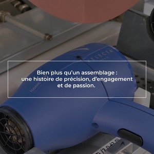 ✨ Chaque sèche-cheveux Velecta® Paris est bien plus qu’un simple appareil : c’est le fruit d’un savoir-faire, d’une précision et d’une passion sans faille. Dans cette étape, le marquage de notre logo symbolise notre engagement envers l’excellence et la qualité française. 🖤🇫🇷 Découvrez l’histoire qui se cache derrière chaque souffle d’air, et faites l’expérience d’une performance digne des salons de coiffure. #VelectaParis #sèchecheveux #FabricationFrançaise #SavoirFaire #Qualité #Innovation
