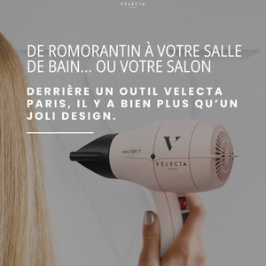 Avant d’arriver dans votre salle de bain ou entre les mains de votre coiffeur, un outil Velecta Paris porte avec lui toute une histoire.Une histoire de savoir-faire français, d’exigence professionnelle, de performance… mais aussi d’une vraie réflexion autour de la façon dont un outil va être utilisé au quotidien.Parce qu’on ne demande pas exactement la même chose à un sèche-cheveux lorsqu’on réalise plusieurs prestations par jour en salon et lorsqu’on se prépare le matin chez soi.Et pourtant, certaines attentes restent les mêmes :un outil confortable,efficace,fiable,agréable à utiliser,et pensé pour durer.C’est cette exigence qui relie depuis toujours notre univers professionnel à votre routine à la maison.À Romorantin, le savoir-faire français reste au cœur de l’identité Velecta Paris. Et derrière le design de nos outils, il y a surtout cette volonté de créer des produits que l’on ne choisit pas uniquement pour aujourd’hui.La durabilité et la réparabilité font aussi partie de cette vision : conserver un bon outil, l’entretenir et le réparer lorsque c’est possible plutôt que le considérer comme un produit jetable.Parce qu’au fond, la performance Velecta Paris ne se résume pas à ce que vous voyez au premier regard.Elle se retrouve aussi dans tout ce qui vous accompagne, jour après jour.🇫🇷 De Romorantin à votre salle de bain… ou votre salon.Vous utilisez Velecta Paris à la maison ou dans votre quotidien professionnel ? Dites-le-nous en commentaire.#MadeInFrance #SecheCheveuxProfessionnel #MaterielCoiffureProfessionnel #CoiffureProfessionnelle #VelectaParis