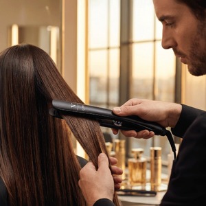 La précision d’un geste expert, sublimée par la performance ✨ Entre les mains d’un professionnel, le LXR de Velecta® Paris révèle tout son potentiel : ✔️ Plaques flottantes de 100 mm pour une glisse fluide et un lissage parfaitement régulier ✔️ Auto-régulation intelligente pour un résultat constant en toutes circonstances ✔️ Large plage de températures adaptée à toutes les textures de cheveux L’allié indispensable des coiffeurs exigeants. #VelectaParis #sèchecheveux #FabricationFrançaise #LXR #LissageParfait