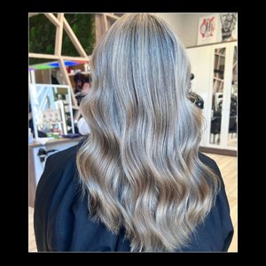 Un blond lumineux qui capte parfaitement la lumière ✨ Réalisé avec expertise par le @saloncontreras , ce blond éclatant révèle toute la brillance et la douceur des cheveux. Un travail précis pour un résultat naturel et lumineux, sublimé par un séchage professionnel.Merci pour cette belle mise en valeur ! 💛#VelectaParis #Velecta #sèchecheveux #fabriquéenFrance #blond #balayage