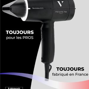 ✨ Revolution 2.2 i, le sèche-cheveux ultra-puissant ! Grâce à sa technologie LED innovante, il illumine votre routine de coiffage tout en reproduisant les effets de la lumière naturelle. 🌟 La fonction Light + permet aux professionnels de sublimer chaque mèche, offrant un séchage optimal et un éclat inégalé. Transformez votre expérience de coiffage avec l’expertise Velecta® Paris ! 💇‍♀️💖 #VelectaParis #Velecta #sèchecheveux #fabriquéenFrance #Revolution22i #CoiffureProfessionnelle #LumièreNaturelle