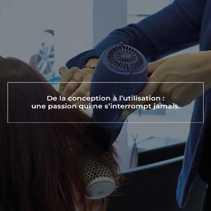 ✨ Découvrez l’Iconic TGR 1.7 entre les mains d’une artiste de la coiffure ! ✂️ De la conception à l’utilisation, chaque geste est empreint d’une passion qui ne s’interrompt jamais. #VelectaParis #sèchecheveux #FabricationFrançaise #SavoirFaire #Qualité #Innovation #PassionCoiffure