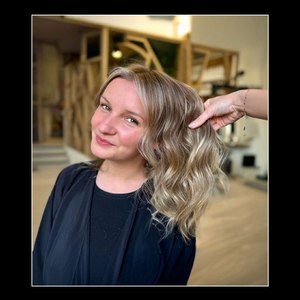 ✨ Plongez dans la magie des reflets avec cette magnifique chevelure réalisée par @saloncontreras ! Des nuances à la fois douces et lumineuses qui illuminent le visage et apportent une touche de fraîcheur. Laissez-vous inspirer par cette beauté capillaire ! 💖 #VelectaParis #Velecta #sèchecheveux #fabriquéenFrance #RefletsMagnifiques #SalonContreras #CheveuxÉblouissants