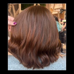 Un brun caramel chaleureux qui capte la lumière et sublime la chevelure. ✨ Une couleur riche et lumineuse, parfaitement réalisée par le @saloncontreras ! Pour révéler toute la brillance et la douceur de ces reflets gourmands, rien de tel qu’un séchage précis et respectueux du cheveu avec Velecta® Paris.#BrunCaramel #hair #VelectaParis #Velecta #sèchecheveux #fabriquéenFrance