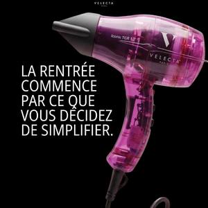 La rentrée donne souvent envie de tout reprendre parfaitement.Une nouvelle organisation. Une routine plus cadrée. Des matins mieux maîtrisés.Mais pour gagner en sérénité, le plus utile n’est pas toujours d’en faire davantage.C’est parfois de simplifier ce qui vous prend du temps sans réellement vous apporter de confort.Préparer vos outils la veille. Choisir une coiffure adaptée à votre journée. Travailler uniquement les zones qui en ont besoin. Garder une routine composée de quelques gestes précis et faciles à répéter.Le matin, l’objectif n’est pas de réussir une coiffure complexe.C’est de pouvoir vous préparer sans précipitation, obtenir un résultat qui vous plaît et commencer la journée avec l’esprit plus léger.l’Iconic TGR 1.7 a été pensé pour rendre le séchage plus confortable au quotidien. Léger, compact et facile à manipuler, il accompagne vos gestes sans fatiguer le bras et vous aide à obtenir un coiffage efficace, même lorsque chaque minute compte.Une rentrée plus fluide ne commence pas forcément par une nouvelle liste de choses à faire.Elle commence parfois par tout ce que vous décidez de rendre plus simple.Retrouvez tous nos outils coiffants sur notre site internet, via le lien en bio.#RoutineDeRentrée #RoutineCapillaire #ConseilsCoiffure #SecheCheveuxProfessionnel #VelectaParis