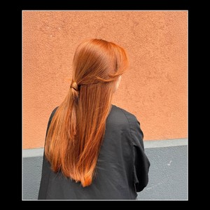 ✨ Découvrez l’intensité du roux vénitien avec @saloncontreras ! 🔥 Cette nuance lumineuse, alliant éclat doré et reflets cuivrés, apporte une touche de caractère à chaque coiffure. Un subtil mélange de raffinement et de chaleur qui ne manquera pas de faire tourner les têtes. 💖 #VelectaParis #Velecta #sèchecheveux #fabriquéenFrance #RouxVénitien #Élégance #ArtDeLaCoiffure