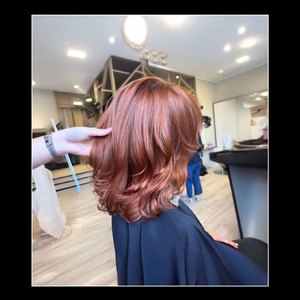 ✨ Découvrez la création du salon Contreras : un cuivré estival lumineux qui capte la lumière et fait tourner les têtes ! 🌞 Grâce à l'Iconic TGR 2.0 i et son diffuseur, le séchage effet wavy n'a jamais été aussi facile. 💖 #VelectaParis #Velecta #sèchecheveux #fabriquéenFrance #SècheCheveux #SalonContreras #CuivréLumineux #EffetWavy #IconicTGR2.0i