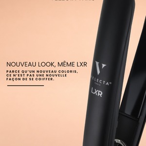 Nouveau look, nouvelles évolutions.Le LXR Velecta Paris se décline désormais en noir mat, rose, champagne et blanc, avec aussi quelques changements côté produit.Les nouvelles versions montent désormais jusqu’à 230°C, contre 210°C auparavant, pour s’adapter à davantage de besoins de coiffage.Le packaging évolue lui aussi avec une présentation plus premium : boîte blanche avec fourreau et chaussette en silicone pour accompagner le rangement de l’appareil.Le LXR conserve sa polyvalence au quotidien : lisser, créer du mouvement, travailler les pointes ou réaliser des ondulations.Même gestuelle, mais plus de choix, plus de température et un nouvel écrin.Alors, vous êtes plutôt noir mat, rose, champagne ou blanc ?#LisseurBoucleur #LisseurProfessionnel #RoutineCoiffure #NouveauteCoiffure #VelectaParis