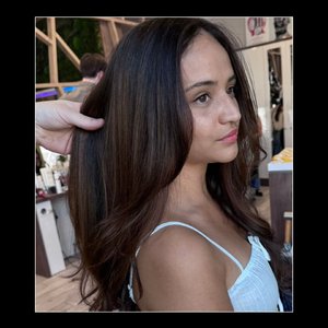 Un coiffage d’une grande finesse signé @saloncontreras , où chaque mèche trouve sa place. Le résultat d’un geste maîtrisé, rendu possible grâce à la performance des outils Velecta® Paris. ✨#VelectaParis #HairInspiration #Coiffure #Brillance #Mouvement #MadeInFrance