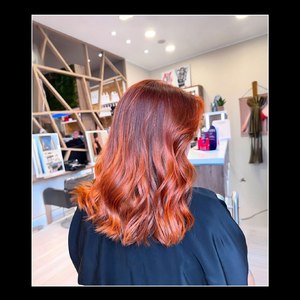 ✨ Découvrez la magie de la coloration cuivrée intense réalisée par @studio_willay ! Un résultat élégant qui sublime chaque mouvement. Grâce à l'expertise et au savoir-faire, vos cheveux brillent de mille feux. Brushing réalisé avec les sèche-cheveux Velecta® Paris. Offrez à votre chevelure le style qu'elle mérite ! 💁‍♀️💖 #VelectaParis #Velecta #sèchecheveux #fabriquéenFrance #Coloration #Brillance #Style