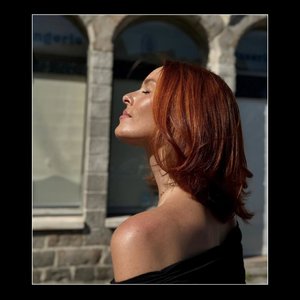 Quand la lumière révèle le caractère. Un roux intense, une coupe précise, un mouvement naturel. @saloncontreras signe ici une réalisation pleine d’élégance, sublimée par la maîtrise des bons outils.#color #hair #Salon #VelectaParis #Velecta #sèchecheveux #fabriquéenFrance