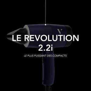 La technologie au bout des doigts 👀Avec le Revolution 2.2 i, chaque fonction est accessible instantanément pour un coiffage précis et sur mesure. D’un simple geste, ajustez la chaleur et la vitesse, activez le mode ionique anti-frizz pour une finition lisse et maîtrisée, ou déclenchez la lumière permanente pour un brushing en pleine clarté.Son anneau LED reproduit la lumière naturelle et s’illumine à chaque réglage, soulignant chaque étape de votre travail avec précision.#VelectaParis #Velecta #sèchecheveux #fabriquéenFrance #lumiere #hair #Technologie