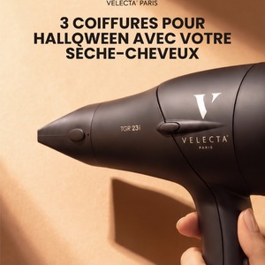 Halloween approche… et parfois, la coiffure suffit à donner toute l’allure au look.Avec le TGR 2.3i Velecta Paris, voici 3 idées à reproduire selon l’effet recherché :1. Effet coiffé-décoifféSur cheveux encore légèrement humides, séchez en décollant les racines avec les doigts et en dirigeant l’air dans différentes directions. Travaillez ensuite quelques mèches pour créer davantage de mouvement, sans chercher un résultat trop parfait. Le but : conserver de la texture et un côté volontairement plus sauvage.2. Volume glamourCommencez par décoller les racines pendant le séchage, puis travaillez les longueurs avec une brosse ronde. Enroulez les mèches autour de la brosse et accompagnez le mouvement avec le sèche-cheveux pour obtenir un brushing souple et généreux. Terminez en laissant les longueurs retomber naturellement pour conserver tout le volume.3. Brushing ultra-lisseSéparez les cheveux en plusieurs sections, puis travaillez mèche par mèche avec une brosse. Orientez toujours le flux d’air des racines vers les pointes et faites glisser progressivement la brosse sur la longueur. Un geste lent et régulier permettra d’obtenir un résultat plus net, lisse et structuré.Trois coiffures, trois ambiances complètement différentes pour Halloween.Laquelle choisiriez-vous : coiffé-décoiffé, volume glamour ou ultra-lisse ?Enregistrez ce tuto pour le retrouver avant le 31 octobre.#CoiffureHalloween #TutorielCoiffure #BrushingCheveux #SecheCheveuxProfessionnel #VelectaParis