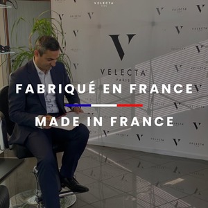 Fabriqué en France, ce n’est pas simplement une mention apposée sur nos produits. C’est une partie de notre histoire.Depuis des années, Velecta Paris fait le choix de préserver et de faire vivre un savoir-faire français, avec une exigence qui accompagne chaque étape de la création de nos outils professionnels.Derrière chaque sèche-cheveux Velecta Paris, il y a des compétences, des gestes précis, des équipes engagées et une connaissance du métier qui se transmet et évolue au fil du temps.Concevoir des outils destinés aussi bien aux professionnels de la coiffure qu’aux particuliers, c’est chercher chaque jour le juste équilibre entre performance, fiabilité, durabilité et qualité de fabrication.Et c’est aussi cela que nous souhaitons défendre à travers notre production en France : conserver une proximité avec notre savoir-faire, valoriser les compétences de nos équipes et continuer à développer des appareils pensés pour durer.Parce que derrière la technologie et le design, il y a avant tout une aventure humaine.Velecta Paris. Fabriqué en France, avec exigence et savoir-faire. 🇫🇷#MadeInFrance #FabricationFrancaise #SavoirFaireFrancais #SecheCheveuxProfessionnel #VelectaParis