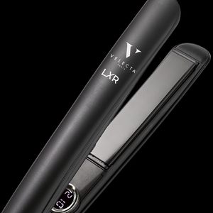 LXR de Velecta® Paris, le lisseur-boucleur qui s’adapte à toutes vos envies ! ✨ Grâce à sa fonction d’auto-régulation, profitez d’un résultat constant et impeccable à chaque utilisation. Que vous souhaitiez des cheveux lisses et soyeux ou des boucles glamour, cet outil de qualité professionnelle, fabriqué en France, est votre allié beauté incontournable. 💁‍♀️🇫🇷 Transformez votre routine coiffure avec le LXR et révélez votre style unique ! #VelectaParis #Velecta #LXR #lisseur #CheveuxParfaits #QualitéProfessionnelle