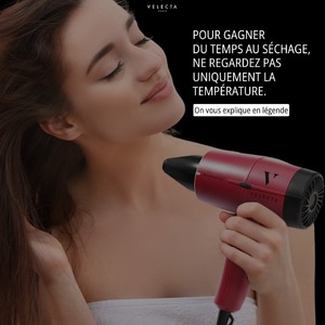 Monter la température au maximum pour sécher plus vite : bonne idée ? Pas forcément.Quand on manque de temps, le réflexe peut être de se dire que plus l’air est chaud, plus le séchage sera rapide.Mais la chaleur n’est qu’une partie de l’équation.Le débit d’air, la quantité d’humidité présente dans les cheveux, la façon dont vous séparez vos mèches et même la direction dans laquelle vous travaillez jouent aussi un rôle.Pour un séchage plus efficace, commencez par retirer l’excès d’eau avec une serviette sans frotter les cheveux, puis réalisez un pré-séchage avant de passer au travail plus précis du brushing.Et surtout : adaptez la température plutôt que de rester systématiquement au niveau maximal du début à la fin.Le bon séchage n’est pas celui où l’on chauffe le plus.C’est celui où l’air, la température et le geste travaillent ensemble.Un petit réflexe à garder en tête la prochaine fois que vous serez pressée.Enregistrez ce post pour vous en souvenir.#SechageCheveux #ConseilsCheveux #BrushingMaison #SecheCheveuxProfessionnel #VelectaParis