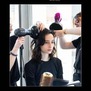 Dans les coulisses de la Paris Fashion Week, le talent des étudiant.e.s de @the_realcampus s’exprime à travers 155 looks réalisés avec précision et créativité lors du défilé du Master of Arts in Fashion Design de l’ @ifmparis . ✨Velecta® Paris les accompagne avec des outils professionnels, conçus pour allier performance et respect du cheveu. Une belle synergie entre innovation et savoir-faire ! 🖤@sachaheron 📸#VelectaParis #ParisFashionWeek #IFM #BackstageBeauty