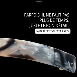 Une coiffure soignée ne demande pas toujours plus de temps.Parfois, il suffit simplement d’un détail bien choisi pour transformer une coiffure très simple.Une barrette placée sur le côté pour dégager le visage. Une demi-queue pour conserver le mouvement des longueurs. Une queue basse habillée en quelques secondes. Quelques mèches maintenues avant de commencer la journée.La barrette Velecta Paris accompagne ces gestes spontanés qui permettent de se sentir coiffée sans multiplier les étapes devant le miroir.Elle apporte cette touche finale qui structure la coiffure, souligne le mouvement des cheveux et transforme une attache du quotidien en un résultat plus élégant.Parce qu’une routine plus simple ne signifie pas renoncer au style.Elle consiste parfois à choisir un accessoire capable de faire toute la différence en un seul geste.Découvrez la barrette Velecta Paris via le lien en bio.#BarretteCheveux #AccessoireCheveux #CoiffureFacile #CoiffureFemme #VelectaParis