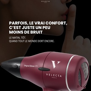 Certaines différences ne se voient pas immédiatement. Elles se ressentent surtout au quotidien.Le matin tôt, dans un appartement encore silencieux, dans une chambre d’hôtel, avant une journée qui commence ou simplement quand on veut se préparer sans avoir l’impression de réveiller toute la maison.On parle souvent de puissance, de technologie ou de résultat final. Beaucoup plus rarement du confort sonore pendant le coiffage. Pourtant, un sèche-cheveux plus silencieux change réellement l’expérience : la routine devient plus calme, plus agréable et souvent beaucoup moins agressive pour l’environnement autour de soi.Avec l’Original Silence 1.7 i, l’idée n’est pas seulement de sécher les cheveux efficacement. C’est aussi d’offrir un moment de coiffage plus confortable, plus fluide et plus apaisé au quotidien.Et derrière ce confort, on retrouve toujours l’ADN Velecta Paris : • une fabrication française • une technologie ionique anti-frizz • un séchage performant • un outil pensé pour durer • et une expérience de coiffage plus agréable au quotidienParce que parfois, le vrai luxe, c’est simplement un peu moins de bruit ✨Pour découvrir l’Original Silence 1.7 i et ses caractéristiques, rendez-vous via le lien en bio.#SecheCheveuxSilencieux #RoutineCheveux #AntiFrizz #MadeInFrance #ConfortDeCoiffage #VelectaParis