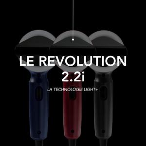 Mettez votre brushing en lumière ✨Le Revolution 2.2i vous offre une visibilité optimale grâce à son anneau LED reproduisant la lumière naturelle. Activez la lumière permanente en maintenant la touche "ion" pendant 2 secondes et travaillez chaque détail avec précision.Et pour accompagner votre expertise, chaque réglage s’illumine d’une couleur spécifique pendant une seconde, soulignant chaque étape de votre coiffage.Un séchage maîtrisé, une finition parfaite.#VelectaParis #Velecta #sèchecheveux #fabriquéenFrance #lumiere #hair