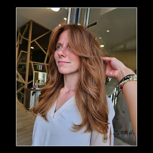 ✨ Découvrez la magnifique transformation réalisée par @saloncontreras et @stessiefc ! 🌟 Cette métamorphose redonne nuance, brillance et texture à la chevelure, le tout sublimé par un brushing wavy impeccable grâce à l’Iconic TGR 2.0 i. Offrez à vos cheveux le meilleur et laissez-vous séduire par le résultat ! 💁‍♀️💖 #VelectaParis #Velecta #sèchecheveux #fabriquéenFrance #Transformation #BrushingWavy #SalonContreras #StessieFC