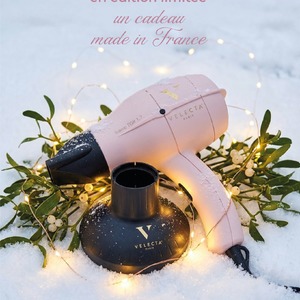 ✨ Découvrez notre coffret spécial boucles en édition limitée avec marquage or ! ✨Ce coffret d’exception comprend l’Iconic TGR 1.7 rose poudré, ainsi qu’un diffuseur assorti pour des boucles parfaitement définies. Pour compléter ce coffret, la pochette protectrice, idéale pour emporter votre routine beauté partout avec vous. Offrez à vos boucles le soin qu’elles méritent et brillez de mille feux ! 💖✨ #VelectaParis #sèchecheveux #FabricationFrançaise#CoffretBoucles #EditionLimitée #BeautéÉlégante