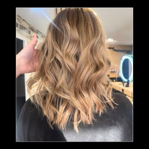 Des ondulations pleines de douceur et de lumière. @ateliercoiffurebyadeteva sublime la matière avec un coiffage au rendu naturel et lumineux. Des gestes précis, amplifiés par la performance des outils Velecta® Paris.#VelectaParis #HairInspo #CoiffureProfessionnelle #HairTexture #MadeInFrance