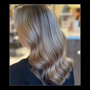 Un blond lumineux et des cheveux préservés ✨Un blond éclatant demande expertise et soin. 💛 C@saloncontreras , chaque détail compte pour sublimer la couleur tout en respectant la fibre capillaire.Avec un débit d’air optimisé et un contrôle précis de la température, les sèche-cheveux Velecta® Paris assurent un séchage efficace sans agresser le cheveu, préservant ainsi l’éclat et la santé des blonds décolorés.#VelectaParis #Velecta #sèchecheveux #fabriquéenFrance #blonde #balayage #Salon