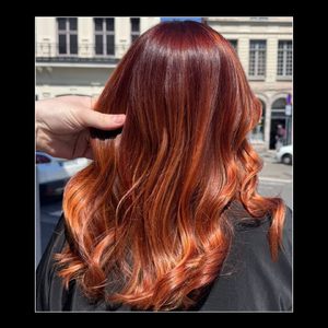 @saloncontreras capture toute l’intensité de la couleur avec un coiffage qui joue sur la lumière et le mouvemen capture toute l’intensité de la couleur avec un coiffage qui joue sur la lumière et le mouvement. Un résultat sublimé par la précision des outils professionnels Velecta® Paris.#VelectaParis #HairInspo #Coiffure #Hair