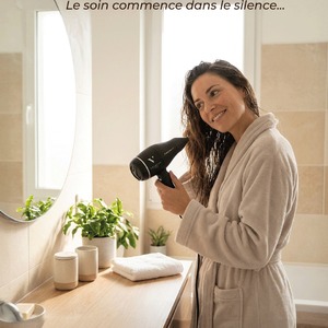 Le soin commence dans le silence. ✨ Prendre le temps. Respirer. Se reconnecter à soi. Avec Original Silence 1.7 i, chaque geste devient un rituel. Puissant, léger, précis — conçu pour sublimer vos cheveux tout en respectant leur nature. #VelectaParis #sèchecheveux #FabricationFrançaise #OriginalSilence #SelfCare #BeautyRoutine